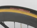 Felgen und Bereifung haben direkten Einfluss auf die  Fahrleistungen: Gewicht, Aerodynamik und Rollwiderstand können extrem unterschiedlich ausfallen. Die schnelle  Specialized-Kombi (links) spart im Vergleich zur günstigsten Tarmac-Version fast 700 Gramm Gewicht und mehr als 10 Watt Aero-Leistung