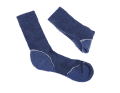 Icebraker Merino Mens Hike Mid Crew: Die simple Grundregel lautet: Ein Luftpolster isoliert gegen Kälte. Der Fuß ­bleibt länger warm, wenn zwischen ihm und dem Schuh Platz bleibt für eine Luftschicht. Als Dämmschicht mit gutem Feuchtigkeitstransport ­be­währen sich Wander- oder Ski-Socken aus Merinowolle mit einem Anteil an Funktionsfasern. Die geruchsneutrale Wolle wärmt, die beigemischte Kunst­faser hält die Socke in Form, lässt sie schnell trocknen und macht sie wasch­­maschinenfest. Bezug/Info www.icebreaker.com - Preis  26 Euro