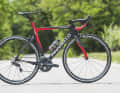 Pinarello GAN RS: Das Mittelklassemodell entspricht in vielen Details dem letztjährigen Topmodell Dogma F8. Wesentliche Unterschiede sind einfachere Carbonfasern (T900 statt T1100) und eine andere Sattelstützenklemmung. Mit den aerodynamischen Rohrprofilen zählt es zu den schnellsten Rennrädern auf dem Markt. Die Sitzposition ist betont wettkampforientiert. Der Preis mit der neuen Ultegra für das Modelljahr 2018 stand noch nicht endgültig fest, dürfte aber bei ca. 4.500 Euro liegen.