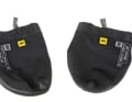 Mavic Toe Warmer: Die Zehenkappe firmiert meist unter der englischen Bezeichnung "Toe Warmer". Schwitzige Füße dürften damit auch bei intensivem Training kein Problem sein. Trotzdem schützen die halben Überschuhe aus wind- und wasserabweisendem Material die Füße ausreichend bei kaltem Nieselwetter. Zusammengerollt verschwinden sie schnell in der Trikottasche, das macht sie auch zum idealen Begleiter auf Pässetouren. Sind Unter- beziehungsweise Vorderseite und Pedal­plattenausschnitt verstärkt (wie bei Mavic), halten sie länger.  Bezug/Info  www.mavic.com - Preis  20 Euro