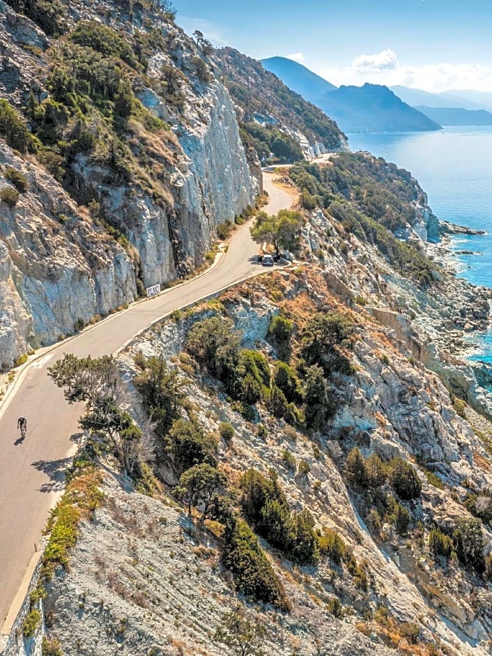 Rennrad-Touren auf der gebirgigen Schönheit im Mittelmeer