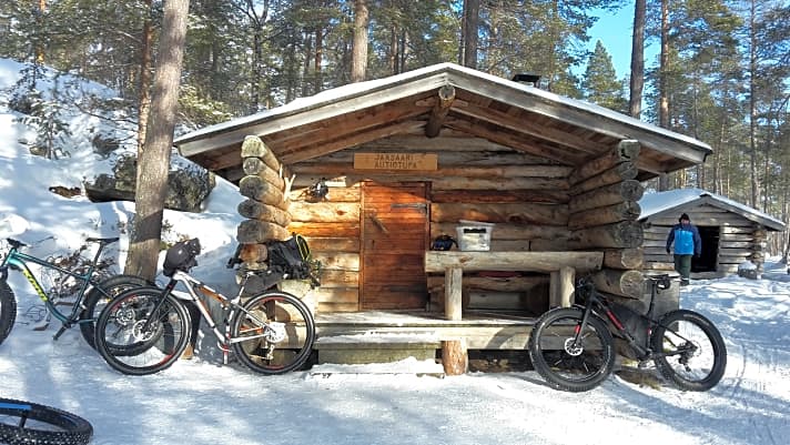 Platz ist in der kleinesten Hütte: Bei der Lappland-Tour wird unter anderem in idyllisch gelegenen, kleinen Blockhütten übernachtet. 