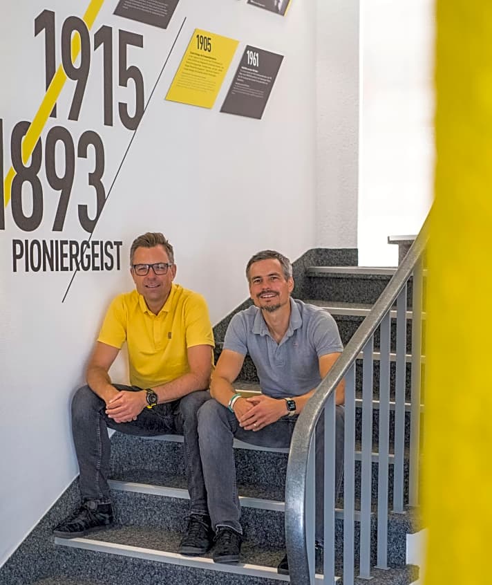 Geschichte statt Prunk: Geschäftsführer Michael Funk (links) und Firmenerbe Fabian Auch auf den Stufen zur Bad Uracher Chefetage.