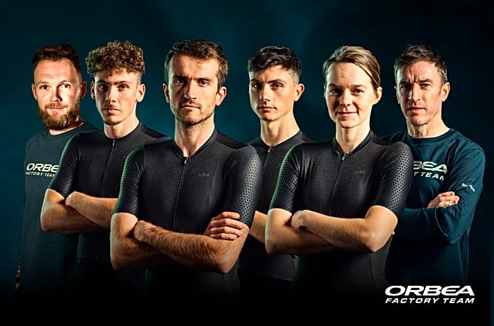 Neu für 2023 im UCI Mountainbike-Worldcup unterwegs: Das Orbea Factory Team mit vier Fahrern um Pierre de Froidmont und Anne Tauber (beide vorne).