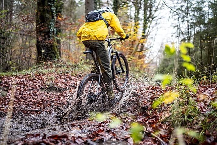 Zware omstandigheden voor verende vorken op mountainbikes: modderige paden.