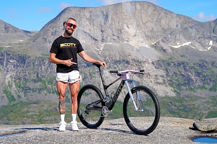Die Beine, das Lachen, das Bike - bekannt aus Internet und BIKE Magazin: Gustav Gullholm mit seinem 9,19 Kilogramm leichten Dangerholm Spark RC Hypersonic.