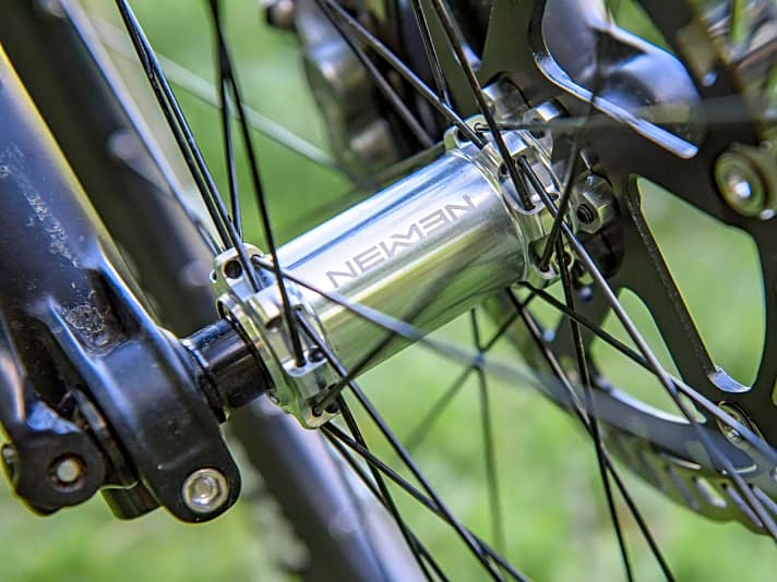 Trotz solider Enduro-Reifen ist das Laufradgewicht gering – dank guter Newmen-Laufräder. Top!