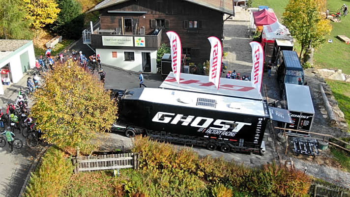 Der Ghost Worldcup-Truck vor dem BayerWaldAktivZentrum Lunaris oberhalb von St. Englmar.