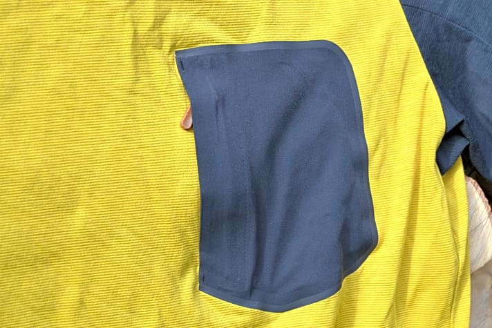 Das aufgesetzte Täschlein auf der Brust ist reine Optik - wenn mehr als ein Zuckertütchen drin ist, hängt die Tasche am weichen skibotn T-Shirt wie ein Sack.