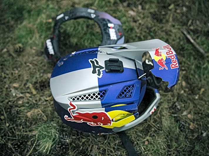 Ergebnis des ersten Versuchs: Den Helm mit dem begehrten Brause-Logo kann Brage nur noch an die Wand hängen. Helmmission erfüllt!