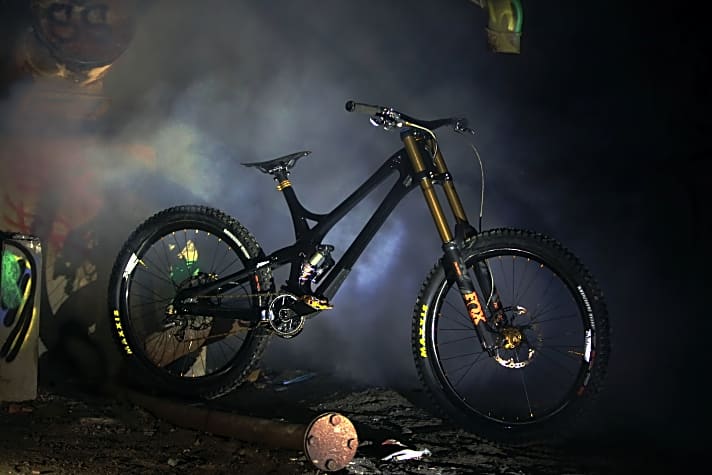 Das Downhill Bike Ribisu Rocket DH von seiner dunklen Seite.