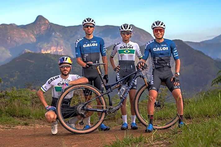 Drei junge brasilianische Nachwuchs-Rennfahrer und links der Team-Kapitän Henrique Avancini. Avancinis UCI MTB-Team fährt auf Bikes von Caloi.