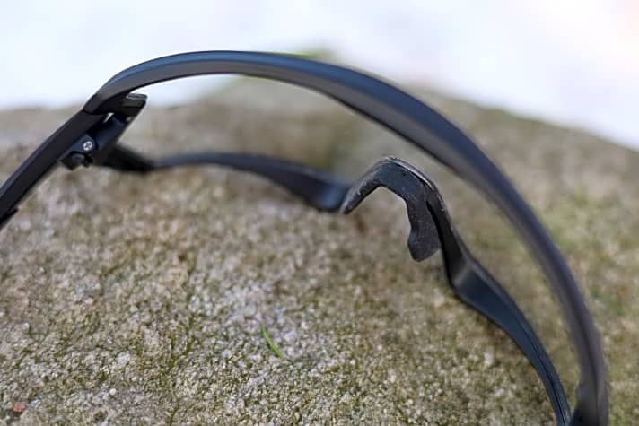 Het neusstuk van de Uvex MTB-bril kan eenvoudig worden gebogen en zo worden aangepast aan verschillende neusvormen.