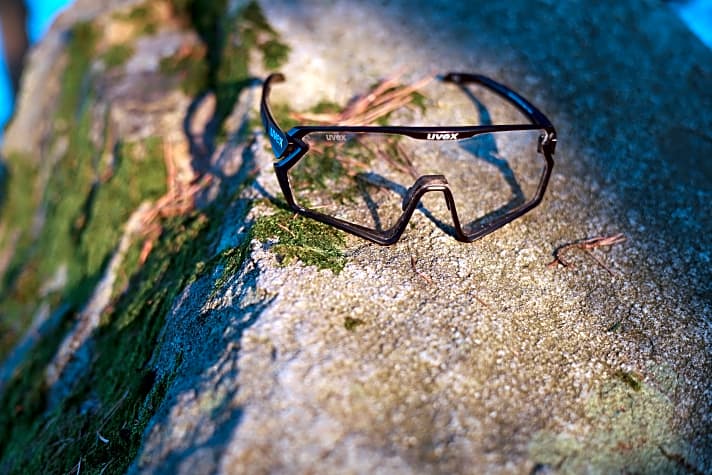 Vooral bij weinig licht in het donkere seizoen biedt de Uvex fietsbril met heldere verwisselbare lenzen de ogen bescherming zonder extra verduistering.