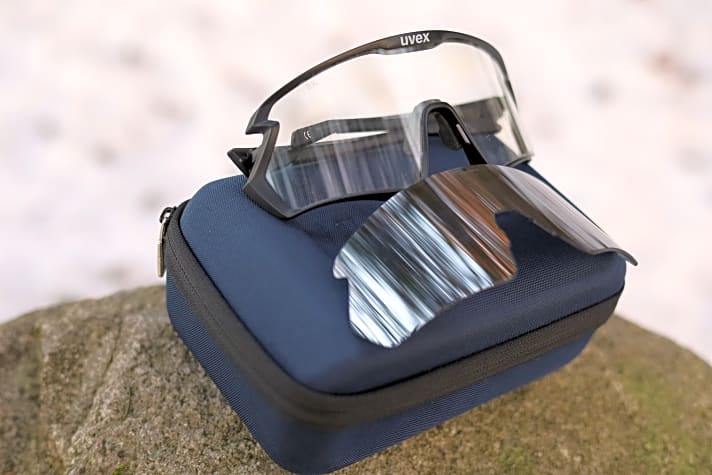 Uvex biedt de Shield bril in de Sportstyle 231 set aan als een pakket bestaande uit een opbergdoos en verwisselbare lens. Ideaal om te schakelen tussen seizoenen.