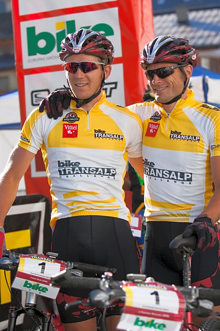   Pfalz-Connection: Mr. BIKE Transalp Karl Platt (links) hat das Etappenrennen über die Alpen schon 6 Mal gewonnen. Hier sehen wir ihn 2006 nach der Titelverteidigung mit Carsten Bresser. Beide MTB-Legenden trainieren am liebsten im Pfälzerwald.