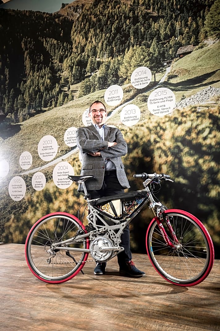   Er hatte schon vor 20 Jahren den richtigen Riecher: Der Schweizer Kurt Schär, Mountainbiker, Elektroniker, Marketing-Mann, gründete im Jahr 2001 Flyer als erste reine E-Bike-Firma. Im Bild steht er hinter einem frühen Prototypen eines E-Mountainbikes.
