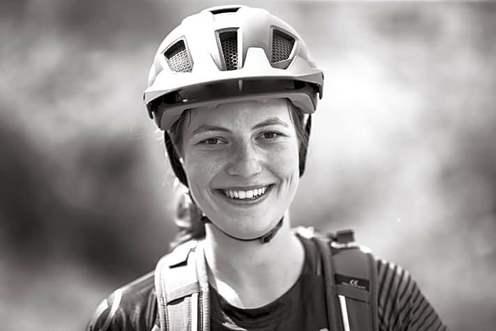   Greta Weithaler ist Ex-Cross-Country-Sportlerin und mittlerweile als Markenbotschafterin für Bosch auf dem E-MTB unterwegs. Besonderen Spaß machen der Südtirolerin lange Touren, die gerne auch knackig bergauf ausfallen dürfen. In EMTB verrät sie, worauf es bei der richtigen Ausrüstung wirklich ankommt.