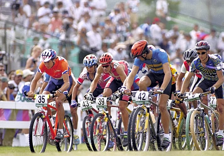   Der Start des ersten olympischen MTB-Rennens 1996 in Atlanta. Die technischen Herausforderungen hielten sich damals in Grenzen. Der physisch stärkste Fahrer gewann zu dieser Zeit in der Regel auch bei MTB-Rennen. Bart Brentjens (Nummer 35) gewann in Atlanta und wurde daraufhin vom niederländischen Königshaus zum Ritter geschlagen.