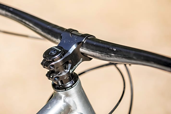   Intend-Vorbau und Bike-Ahead-Carbon-Lenker halten das Gewicht gering und sorgen für eine schöne Optik.