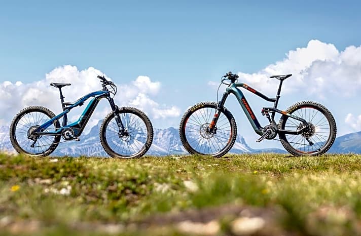 Die stärksten E-Mountainbikes sind E-Bikes mit dem kraftvollen TQ HPR 120S-Motor wie das M1 Spitzing links oder das Haibike Flyon.