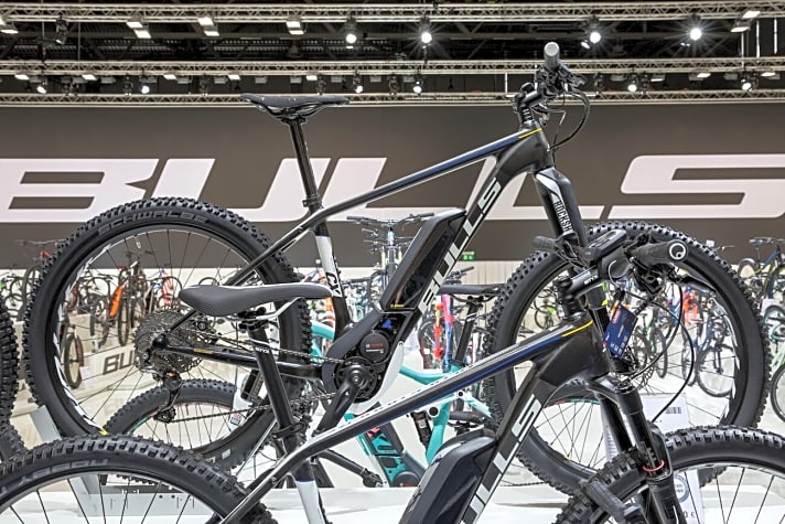   Das Black Adder Team E SL+ ist das erste Carbon-E-Bike von Bulls. Gewicht: rund 18 Kilo.