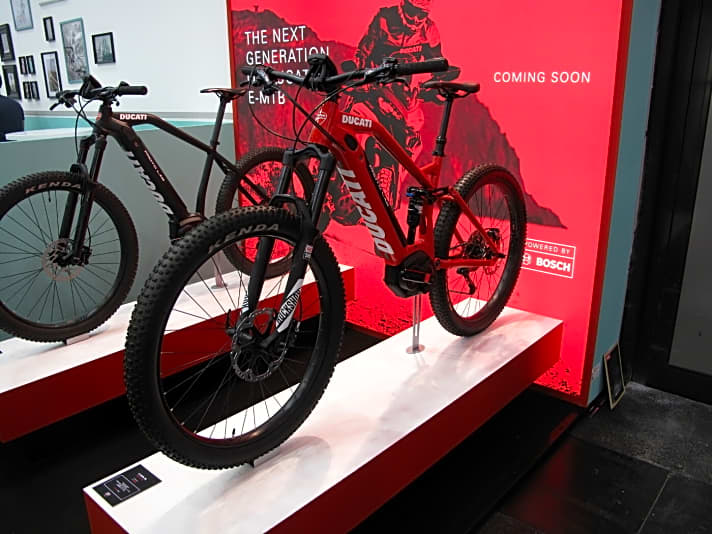   Bianchi baut unter dem Namen Ducati E-Mountainbikes. Dieser Fully-Prototyp verfügt über ein 140-Millimeter-Fahrwerk und Plus-Reifen. Der Bosch Powertube-Akku treibt den Performance CX-Motor an.