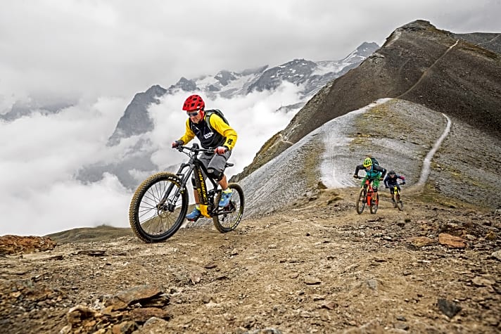   Auf langen, alpinen Touren ist eine hohe Akkureichweite Pflicht. Ersatzakku im Rucksack oder Mega-Akku im Bike - wie lässt sich das Problem lösen?