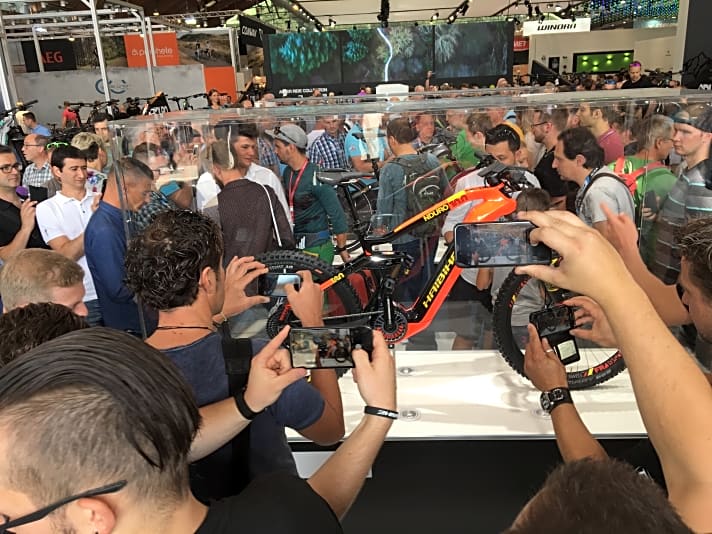   Haibike überraschte im Rahmen der Eurobike 2018 mit einer neuem Antriebssystem rund um den 120 Nm starken TQ-Motor. Die Neuheiten zogen viele Journalisten und Fachexperten an. Hier übrigens im Bild: Das Nduro 10.0