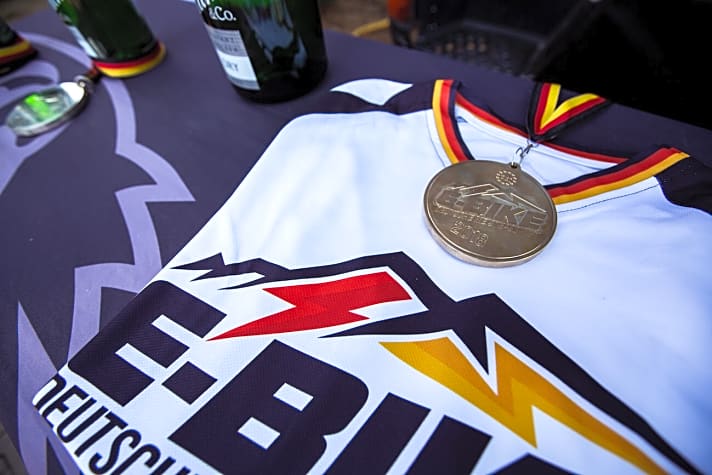  Premiere 2018: Medaillen und Meistertrikot für die schnellsten E-Mountainbiker des Landes.