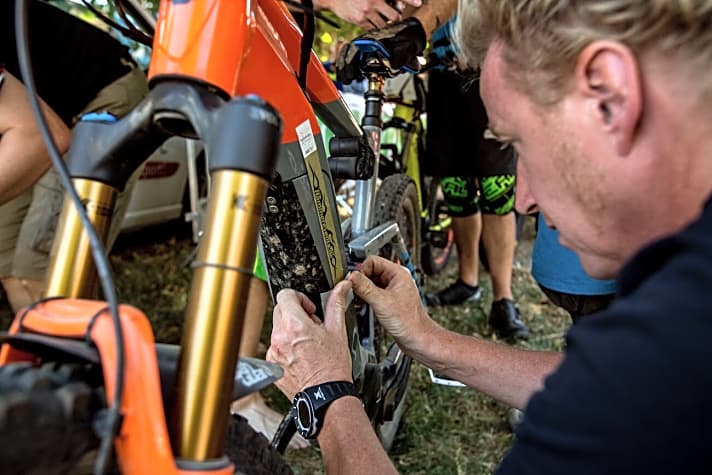   Bei der Premiere der Deutschen Meisterschaft E-Bike wurde der Akku versiegelt, auf der Strecke gab's Kontrollen auf Motor-Tuning.