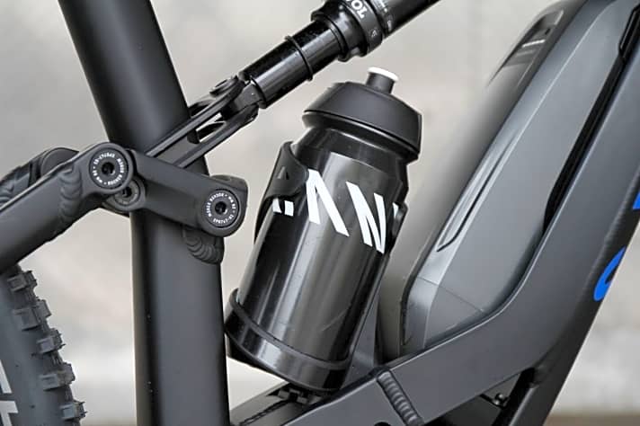   Gut für Tourenfahrer: Mittels speziellem Flaschenhalter passt eine 0,5-Liter-Flasche ans Bike.