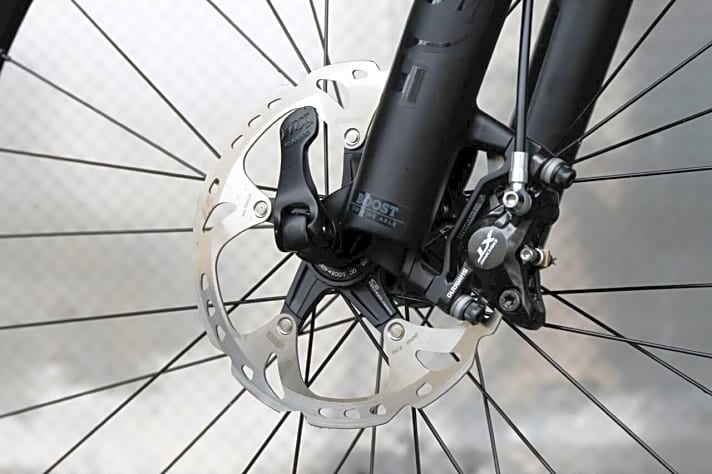   An Vorder- wie Hinterrad bremsen eine Zweikolbenbremse und 180er-Scheiben. Schade! Denn wir wünschen uns auch an Touren-E-MTBs größere Scheiben und möglichst kräftige Scheibenbremsen.