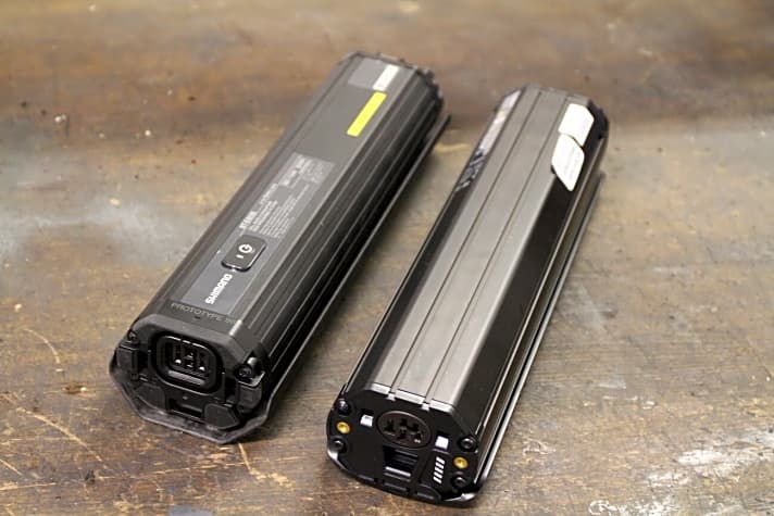   Shimano vs. Bosch: Der neue E8035 (links) sieht dem Bosch Powertube (rechts) sehr ähnlich. Die Maße sind nahezu identisch.