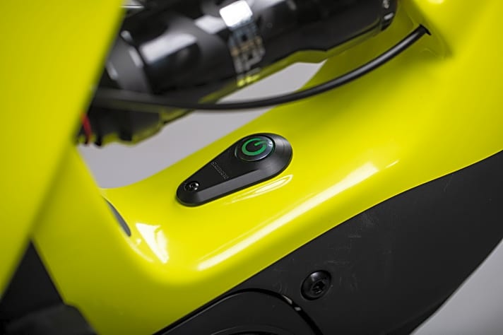   Und los! Der Power-Button für Shimanos Steps-System sitzt im Tretlagerbereich direkt über dem Motor.