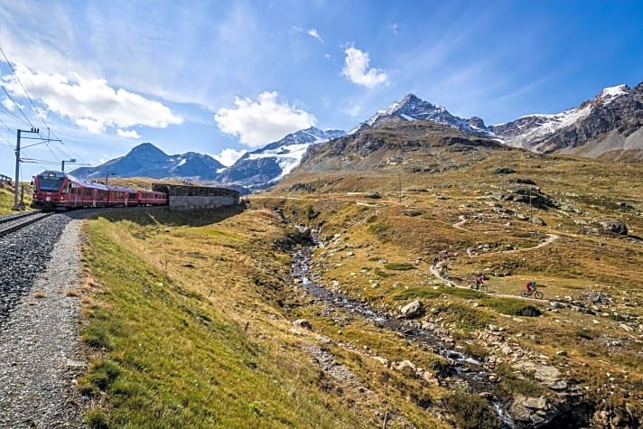  Eisenbahn-Idylle: Die Strecke des Bernina-Express’ gehört zum UNESCO-Welterbe. Noch kurvenreicher zeigen sich nur die Trails daneben.