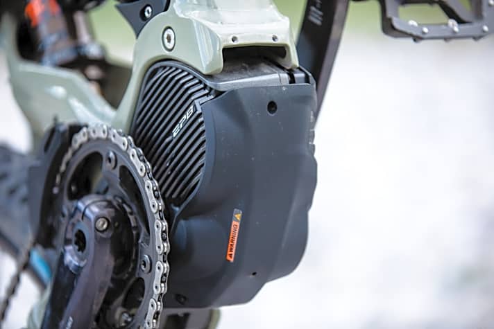   Im Gegensatz zum E8000 darf der EP8 nicht ohne Abdeckung verbaut werden. Eine kompakte Kunststoffkappe gibt´s von Shimano, die meisten Hersteller verbauen eigene Lösungen, die sich besser ins Design der Bikes eingliedern.