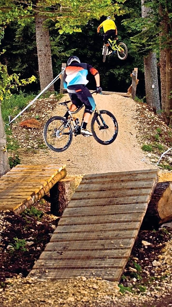     Luftsprünge auf der Schwäbischen Alp – die Jumps des"Castle-Trails" sind so moderat dimensioniert und gut gebaut, dass man sie in jedem Run springen will. So muss das sein! Selbst Experten langweilen sich nicht – Downhiller Falco Ruppert nimmt die Holzbrücke im Flug.