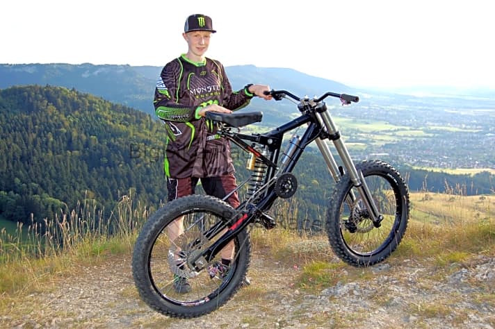   Adrian Reiber mit seinem Monster-Bike „Dreidoppel 666"