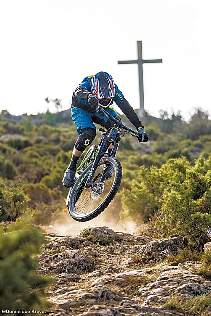   Tester Chris Schleker räubert durch den spanischen Bikepark La Fenasosa, um’s der neuen Durolux-Gabel so richtig zu besorgen!
