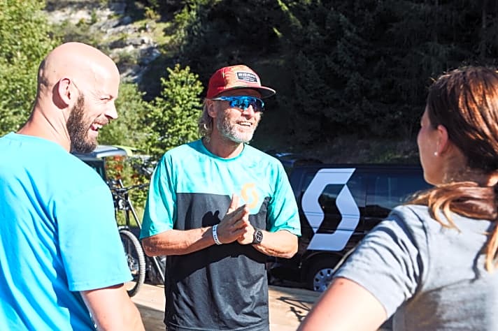   Freeride-Veteran Holger Meyer: Der studierte Sportwissenschaftler gibt seit seiner Karriere als Downhill-Worldcupper sein Wissen in Fahrtechnikkursen weiter. Seine Fahrtechnik-Schule nennt sich „Die Rasenmaeher“. http://www.dierasenmaeher.de