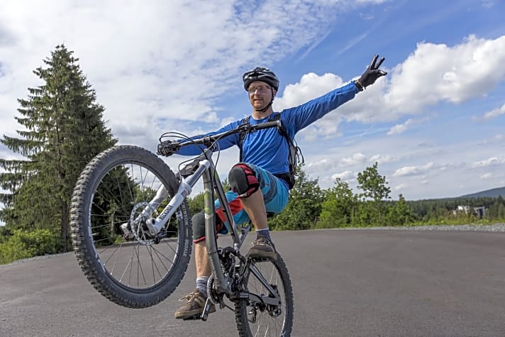   Bikebeherrschung bringt Sicherheit: Marc Brodesser zeigt den Einhand-Wheelie. Laut Umfrage will fast jeder Biker gerne auf dem Hinterrad fahren können.