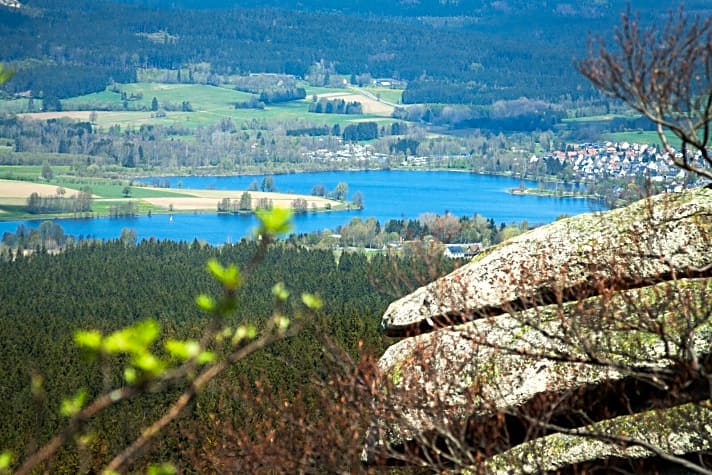   Der hart erkämpfte Blick vom Rudolfstein zum Weißenstädter See, dann geht’s weiter auf einfachen Trails vorbei an imposanten Felstürmen.    