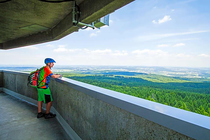   Das 360-Grad-Panorama auf dem Köppel-Aussichtsturm reicht vom Taunus bis ins Siebengebirge. Grüne Wellen mit höchstem Trail Potenzial.