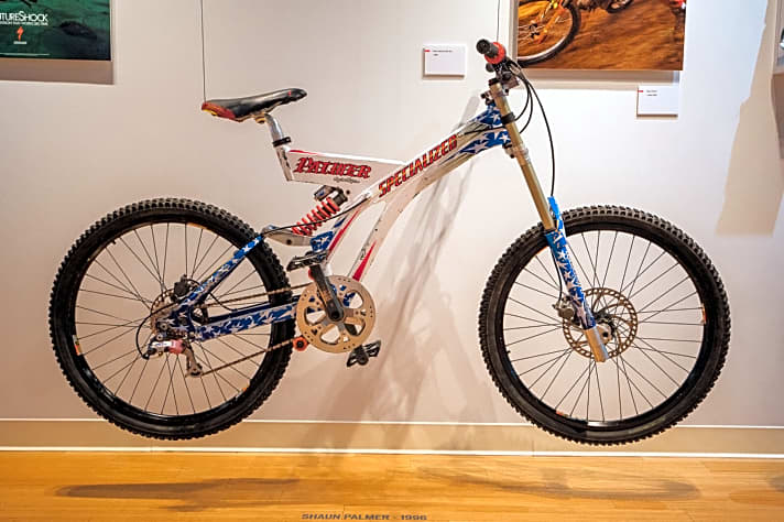   Ein Stück Firmengeschichte: Das legendäre Downhill-Bike von Shaun Palmer zählt natürlich zu den Exponaten im Firmenmuseum.    