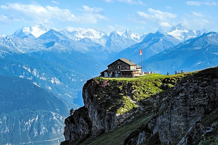   Das Hotel Weisshorn im Val d’Anniviers wacht auf 2337 Metern Höhe über dem Rhone-Tal. Von hier aus starten Weltklasse­abfahrten wie der Balkon-Trail nach Zinal hinunter.