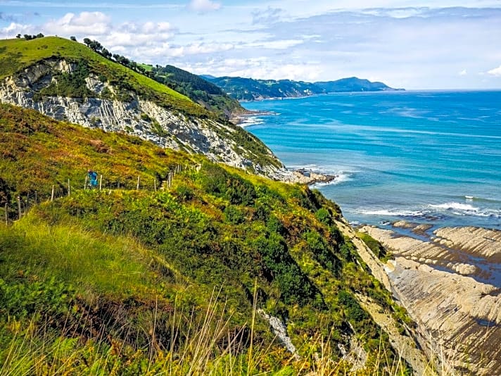   Trailsurfen entlang der Steilküste – und nach dem Biken Wellen reiten im Atlantik: Wo sich im Norden Spaniens die immergrünen baskischen Berge in den Golf von Biskaya schieben, wartet ein Pfadnetz, das jedes Jahr um ein paar Trail-Kilometer wächst.
