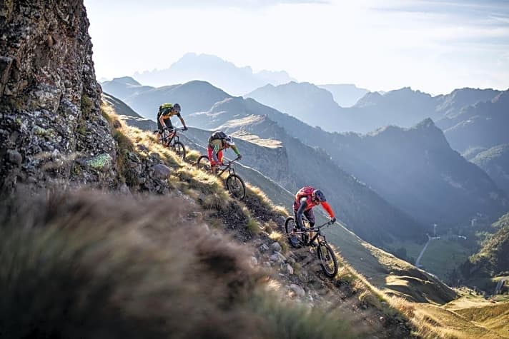   Die entlegensten Orte und besten Aussichten der Alpen liegen oft in unwegsamem Gelände. Enduro-MTBs klettern zwar nicht schnell, scheuen dafür aber keine verblockten Trails oder steile Abfahrten. 