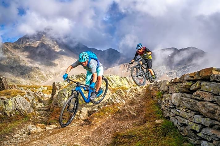   Mit den Bikes von Canyon, Cube (Bild unten) und Giant lässt sich jederzeit auch eine lange Tour in den Alpen fahren. Sie machen bergauf wie bergab jede Menge Spaß. 