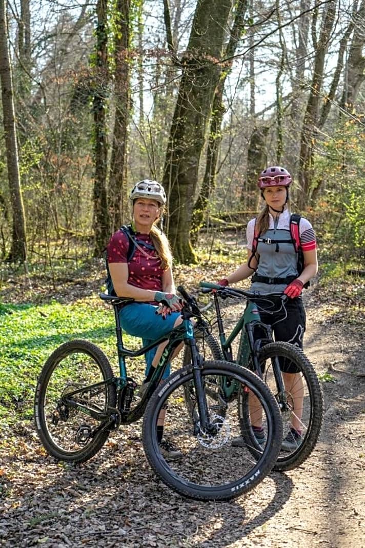   BIKE-Redakteurin Gitta Beimfohr (links) und Testfahrerin Laura Merk waren sichtlich angetan von der Leistung der neuen Frauen-Bikes. 
